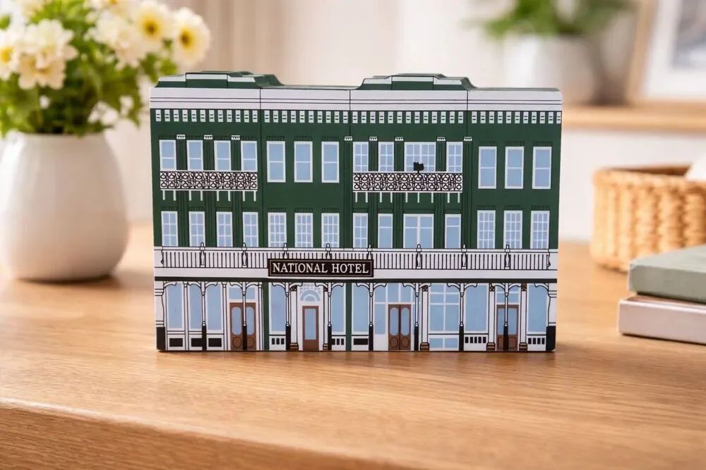Cat's Meow Wooden Village National Hotel Nevada City,California Faline 1998.Vtg.